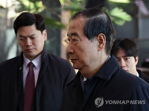 한덕수 국무총리가 9일 서울 종로구 정부서울청사로 출근하고 있다. [연합뉴스]